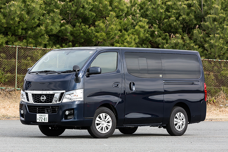 直列4気筒DOHC 2.5リッタークリーンディーゼル「YD25DDTi」を搭載するNV350「プレミアムGX」。ボディサイズは4695×1695×1990mm（全長×全幅×全高）