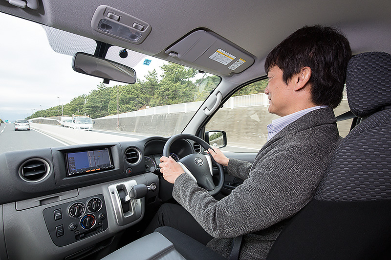 直列4気筒DOHC 2.5リッタークリーンディーゼル「YD25DDTi」を搭載するNV350「プレミアムGX」。ボディサイズは4695×1695×1990mm（全長×全幅×全高）