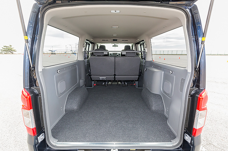 直列4気筒DOHC 2.5リッタークリーンディーゼル「YD25DDTi」を搭載するNV350「プレミアムGX」。ボディサイズは4695×1695×1990mm（全長×全幅×全高）
