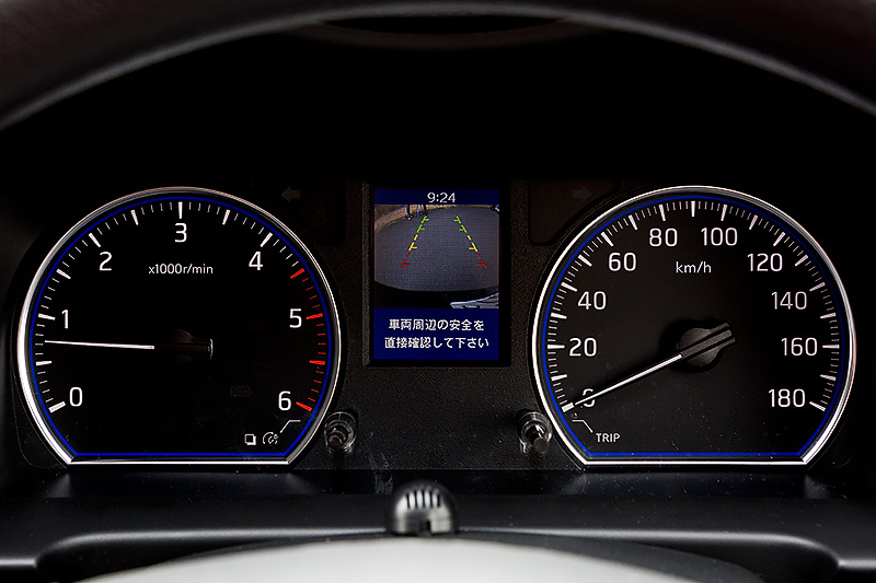 直列4気筒DOHC 2.5リッタークリーンディーゼル「YD25DDTi」を搭載するNV350「プレミアムGX」。ボディサイズは4695×1695×1990mm（全長×全幅×全高）