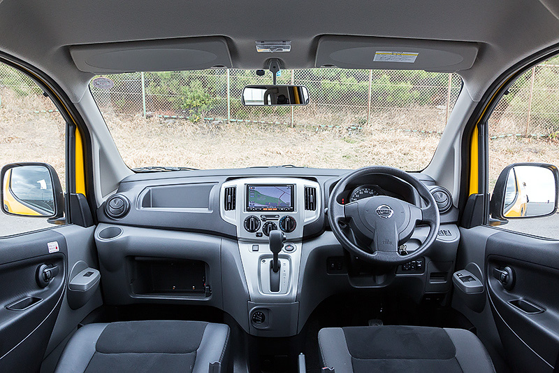 「NV200タクシー」のインテリア。ラゲッジスペースに73LのLPGタンクを設置する