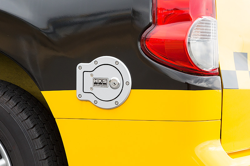 エンジンは直列4気筒DOHC 1.6リッターで、HKS製のLEG バイフューエルシステムを組み合わせる