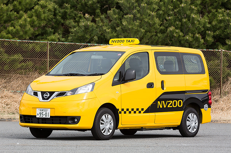 「NV200タクシー」（LPGバイフューエル車）のボディサイズは4400×1695×1860mm（パノラミックルーフ装着車の全高は1865mm）。価格はガソリン仕様車が219万6720円～239万1120円、LPGバイフューエル仕様車が281万6640円～301万1040円