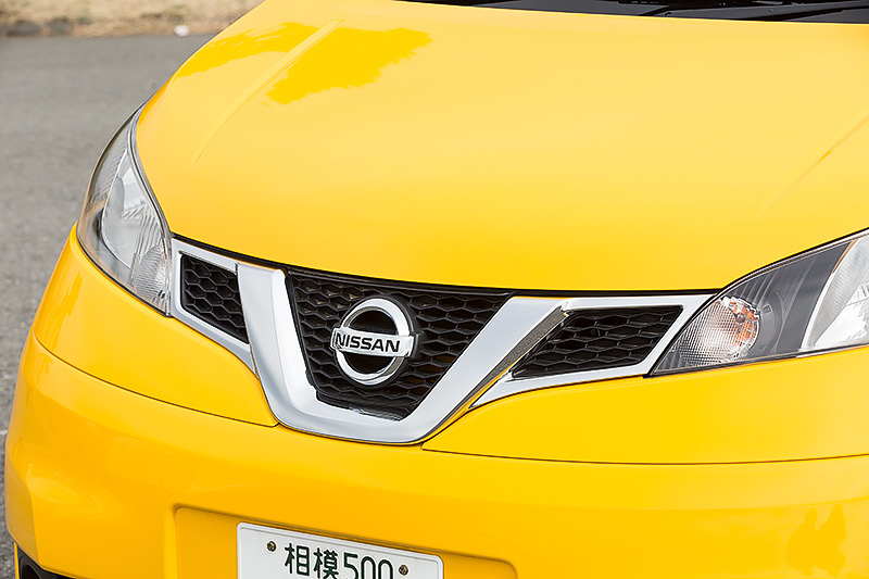 「NV200タクシー」（LPGバイフューエル車）のボディサイズは4400×1695×1860mm（パノラミックルーフ装着車の全高は1865mm）。価格はガソリン仕様車が219万6720円～239万1120円、LPGバイフューエル仕様車が281万6640円～301万1040円