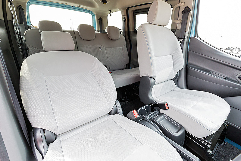 こちらはEVの「e-NV200」で、3列シート7人乗りの「G」グレード。ボディサイズは4560×1755×1850mm。価格は478万6560円