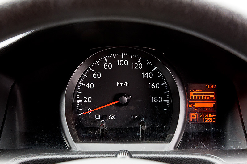 直列4気筒DOHC 1.6リッターガソリン「HR16DE」エンジンを搭載する小型商用車「NV200 バネット」（バン）のDXグレード。ボディサイズは4400×1695×1855mm（全長×全幅×全高）。価格は173万4480円