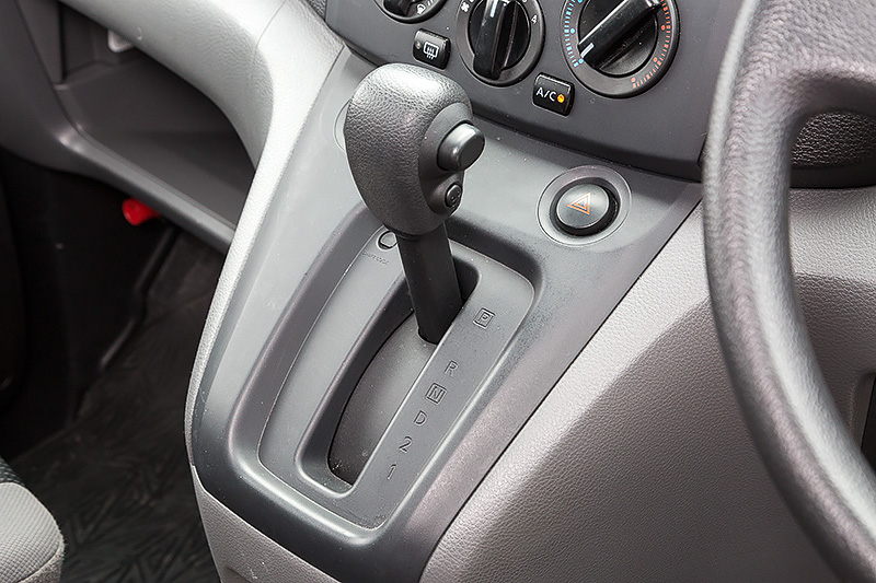 直列4気筒DOHC 1.6リッターガソリン「HR16DE」エンジンを搭載する小型商用車「NV200 バネット」（バン）のDXグレード。ボディサイズは4400×1695×1855mm（全長×全幅×全高）。価格は173万4480円