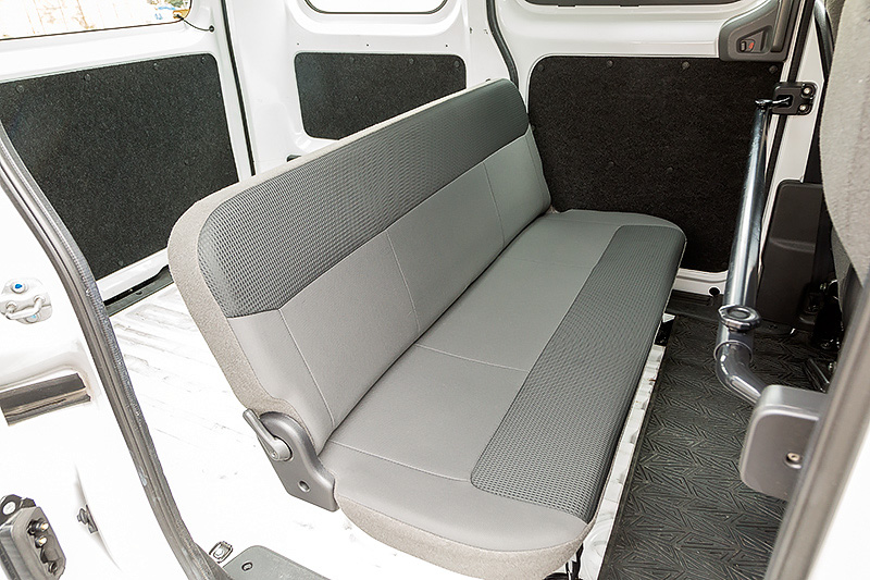 直列4気筒DOHC 1.6リッターガソリン「HR16DE」エンジンを搭載する小型商用車「NV200 バネット」（バン）のDXグレード。ボディサイズは4400×1695×1855mm（全長×全幅×全高）。価格は173万4480円