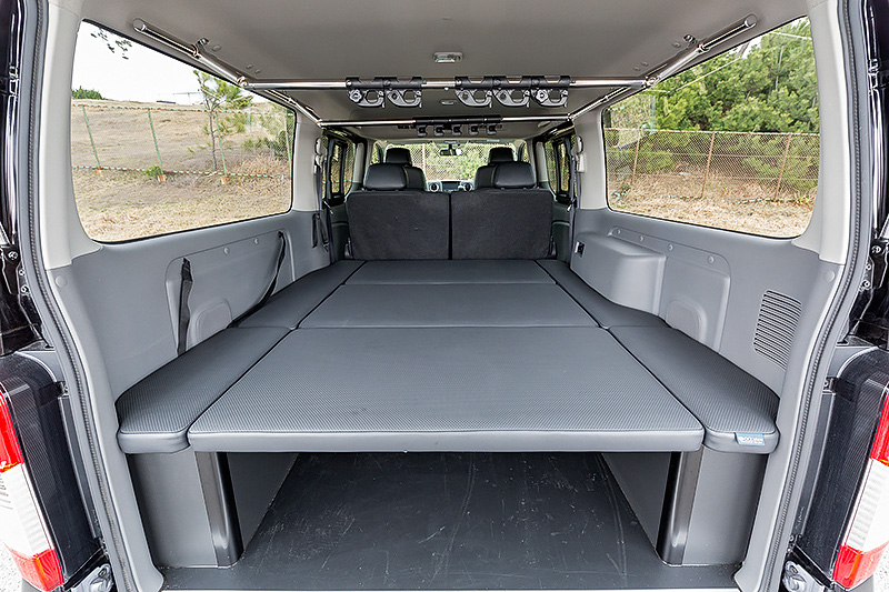 直列4気筒DOHC 2.0リッター「QR20DE」エンジンを搭載するNV350キャラバンの「ライダー ブラックライン トランスポーター」。ボディサイズは4695×1695×1990mm（全長×全幅×全高）で、価格は365万6880円～456万8400円