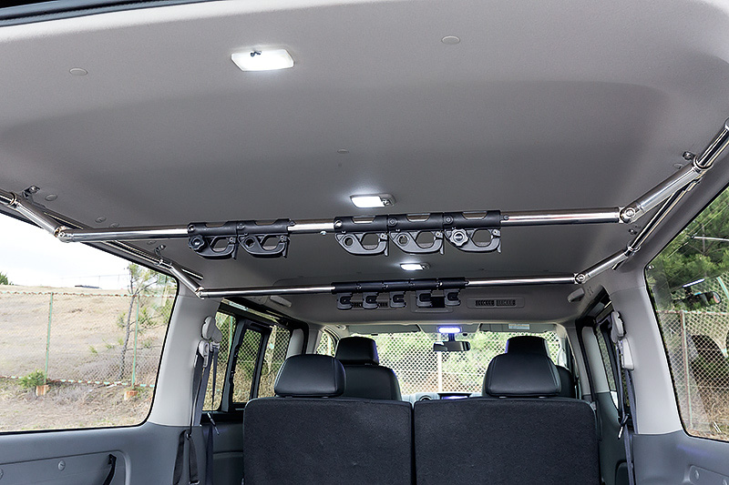 直列4気筒DOHC 2.0リッター「QR20DE」エンジンを搭載するNV350キャラバンの「ライダー ブラックライン トランスポーター」。ボディサイズは4695×1695×1990mm（全長×全幅×全高）で、価格は365万6880円～456万8400円