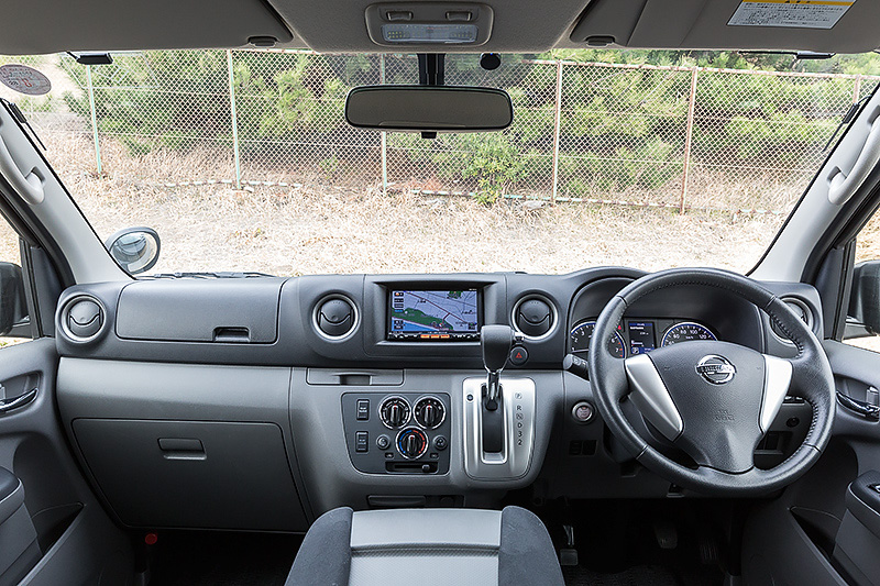 直列4気筒DOHC 2.0リッター「QR20DE」エンジンを搭載するNV350キャラバンの「ライダー ブラックライン トランスポーター」。ボディサイズは4695×1695×1990mm（全長×全幅×全高）で、価格は365万6880円～456万8400円