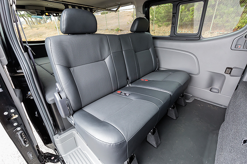 直列4気筒DOHC 2.0リッター「QR20DE」エンジンを搭載するNV350キャラバンの「ライダー ブラックライン トランスポーター」。ボディサイズは4695×1695×1990mm（全長×全幅×全高）で、価格は365万6880円～456万8400円