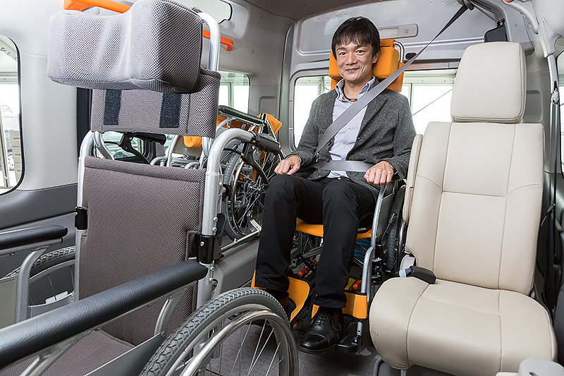 筆者も実際に体験。各部のクリアランスは十分で、頭上も相当に広い。上部には全車に採光性を確保するためにガラスウィンドウを装備するおかげで圧迫感が薄れ、車内は明るく保たれている