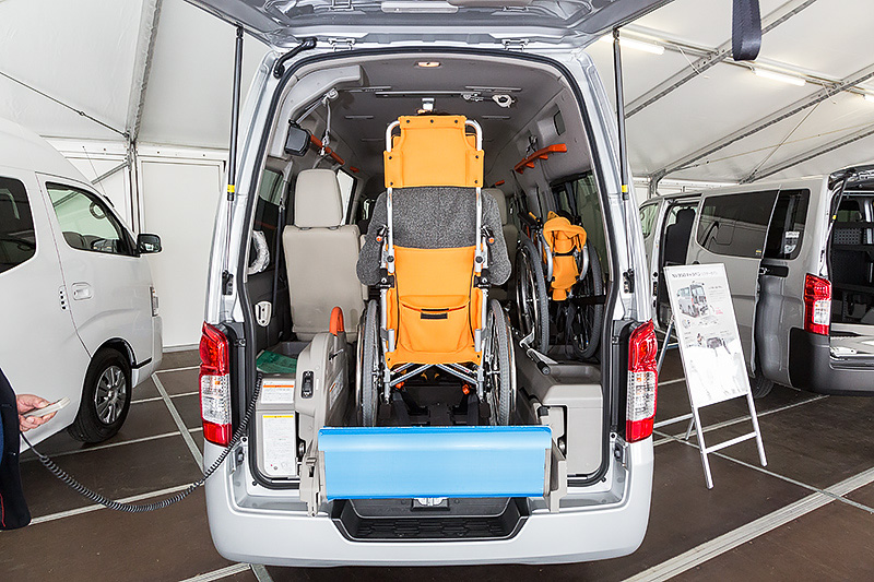 筆者も実際に体験。各部のクリアランスは十分で、頭上も相当に広い。上部には全車に採光性を確保するためにガラスウィンドウを装備するおかげで圧迫感が薄れ、車内は明るく保たれている