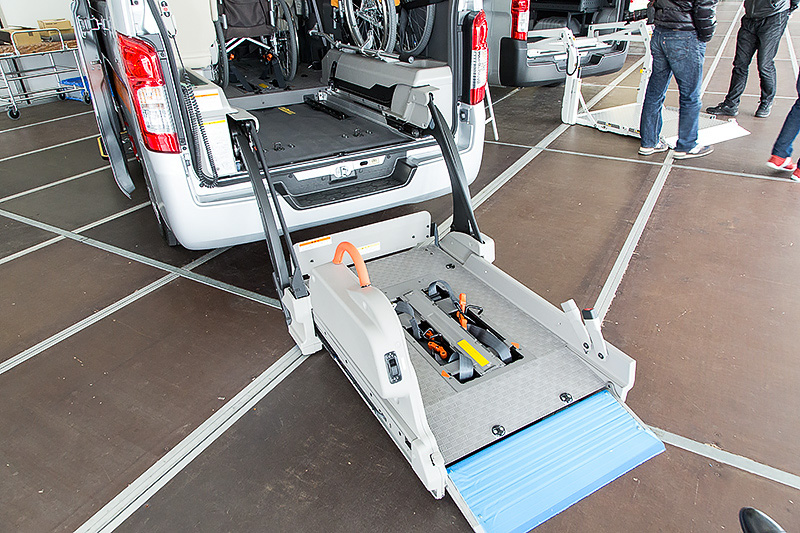 NV350のチェアキャブ リフタータイプ