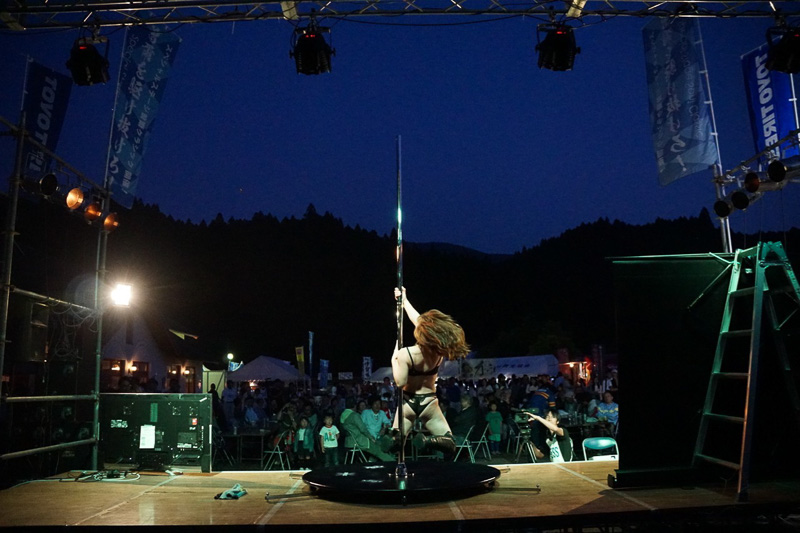 前夜祭ではポールダンスやファイヤーダンスのほか、締めくくりに花火が打ち上げられた