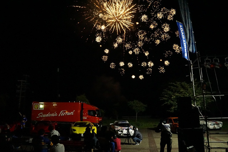 前夜祭ではポールダンスやファイヤーダンスのほか、締めくくりに花火が打ち上げられた