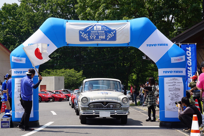 出発前に参加するドライバーが意気込みなどを語った