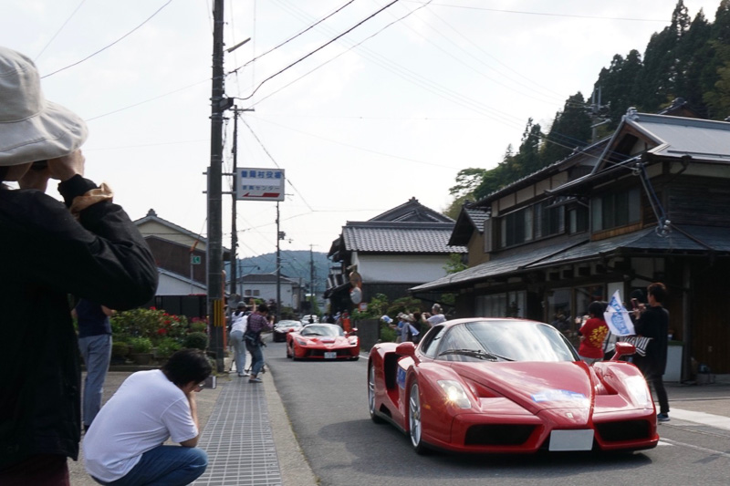 イベントに参加した車両が村内をパレードした