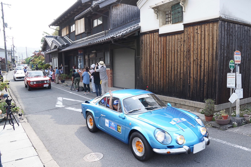 イベントに参加した車両が村内をパレードした