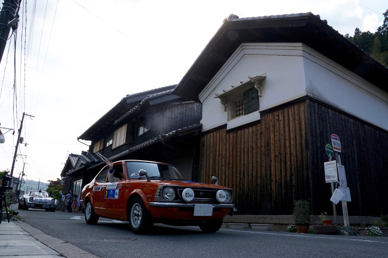 イベントに参加した車両が村内をパレードした