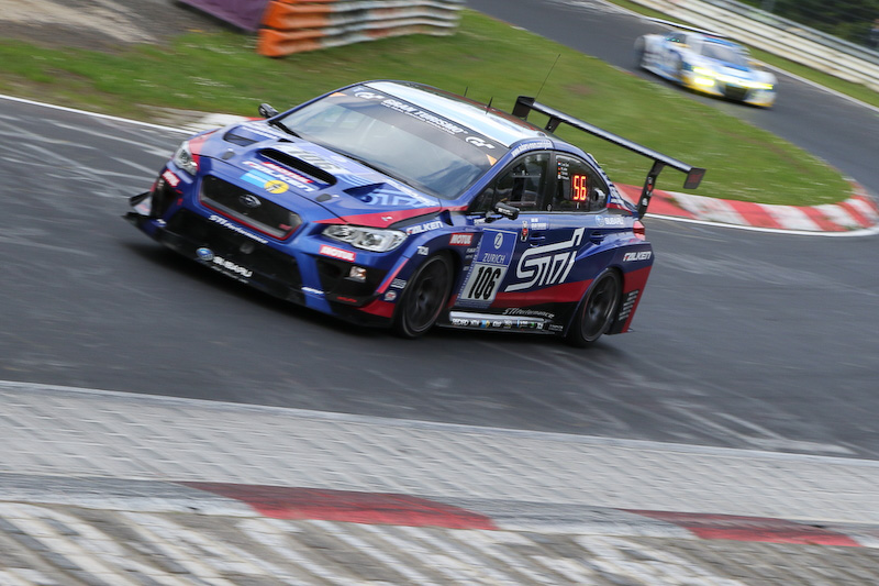 2年連続でクラス優勝を目指しているSUBARU WRX STI（106号車）。ドライバーは優勝を経験した昨年と同様の4人。レギュレーションによりリストリクター径が小さくなるなどライバルのAUDI TTより不利な条件もあるが、チーム力によって2連覇を目指す