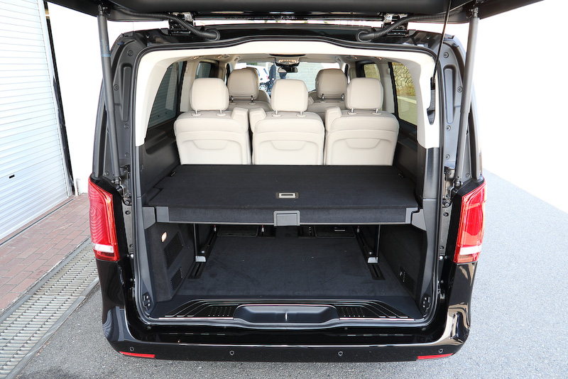 ラゲッジスペースでは上下を2つに分割する「ラゲッジルームセパレーター」（V 220 d トレンド以外に全車標準装備）が備わり、リアウィンドウを開けることで簡単に荷物の出し入れが行なえる。耐荷重は約50kg。また、ラゲッジスペースを大きく使いたいときは跳ね上げることも可能