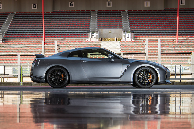 エクステリアについて、Vモーションの加飾を与えたフロントグリル（マットクローム仕上げ）の開口部を拡大するとともに、フロントスポイラーの形状が変更を受けた。新デザインの20インチ鍛造アルミホイールも2017年モデルの特徴の1つ。また、フロントウィンドウフレームの強化など車体剛性の向上とともに、フロントウィンドウに遮音ガラス、バルクヘッドまわりやリアホイールハウスに吸音材、トランクまわりに吸音効果のある制振材を追加するなど静粛性なども高められている