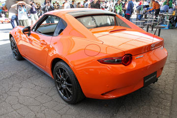 マツダ、レーシングオレンジカラーの「MX-5（日本名