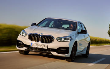 クリスチャンルブタン　BMWコラボ　バッグチャーム BMW、300台限定モデル「118i ファッショニスタ」 成約で
