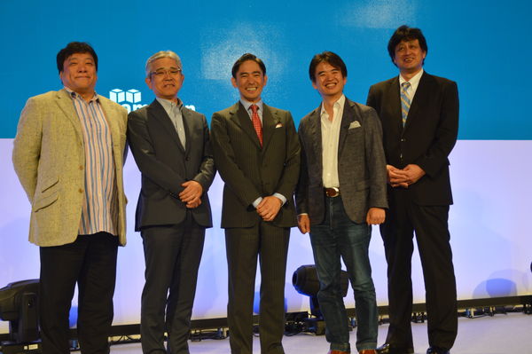 4社の登壇者と長崎社長による記念撮影