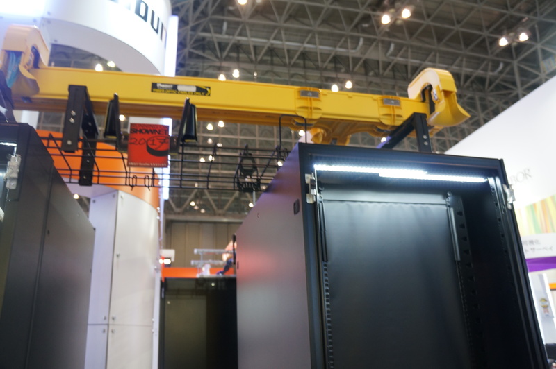 ラック上を走るファイバーランナー