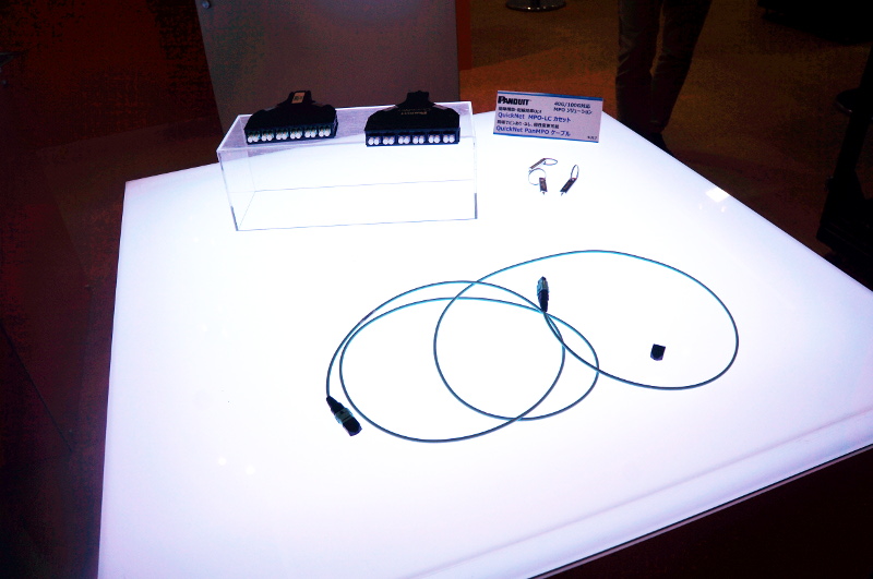 MPO（多芯）ケーブルを複数のLC（単芯）ケーブルに分割するカセット