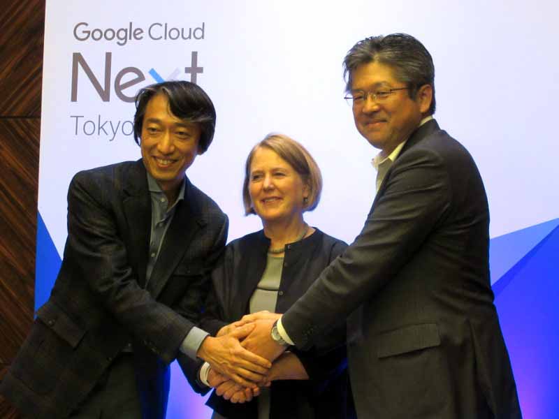 基調講演後に行われた記者会見での模様。左からGoogle Cloud 日本代表の阿部伸一氏、米GoogleのGoogle Cloudシニアバイスプレジデント、ダイアン・グリーン氏、NTT Com 取締役 クラウドサービス部長の森林正彰氏