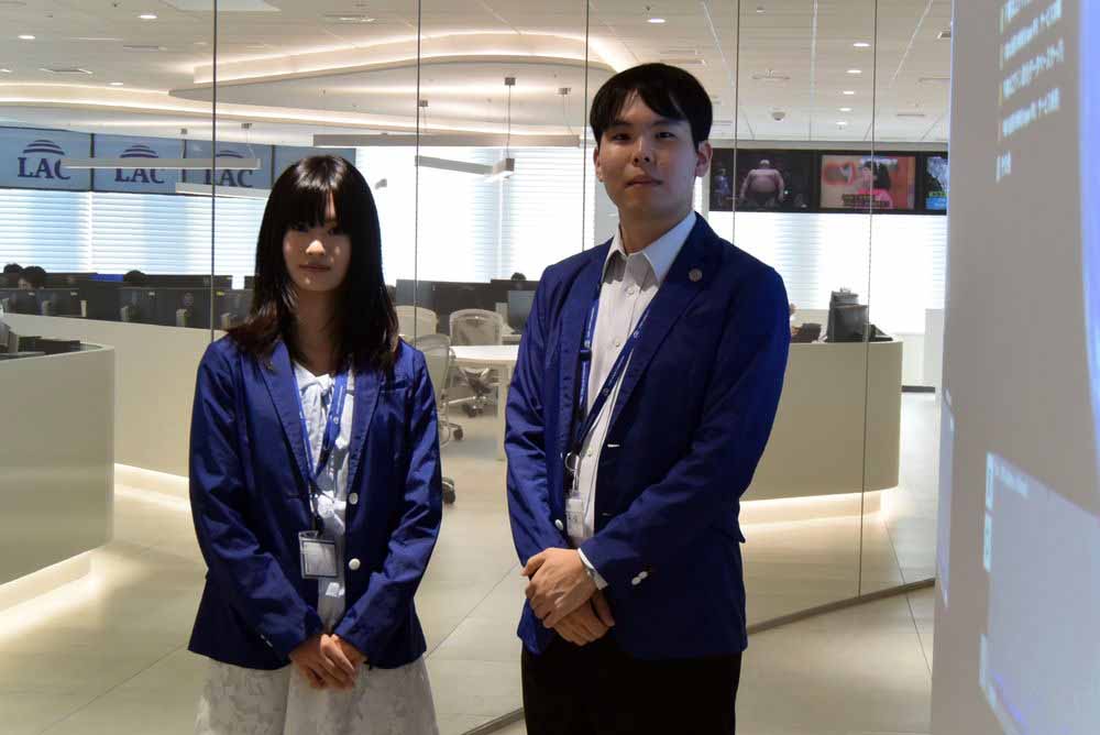 現在、スタッフはグレーのジャンパーを着ているが、この青い衣装へリニューアルすることを予定している