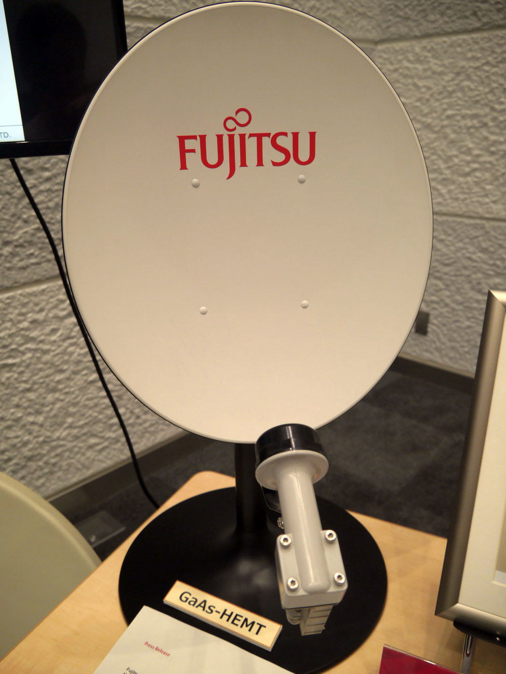 HEMT技術を活用した衛星放送アンテナ