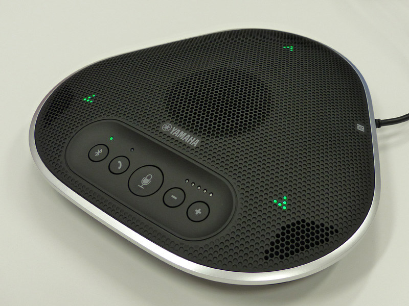 新世代の音声処理技術が採用されているYVC-1000（左）とYVC-300（右）