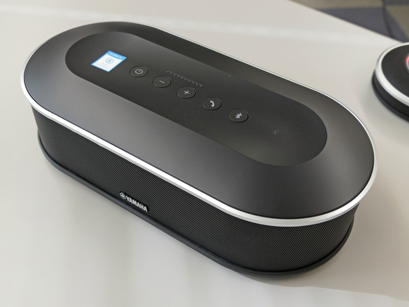 「Skype for Business」向けマイクロソフト認定モデルYVC-1000MS。製品上面に認定ロゴシールが貼られているのがわかる