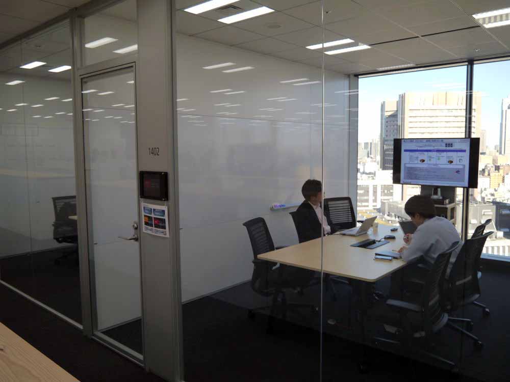 会議室はフロアの両側に配置されている。すべての会議室が透明な窓となっている