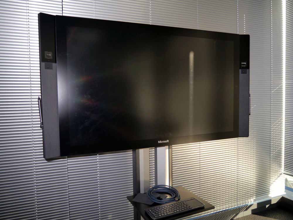 会議室には樋口社長が日本マイクロソフト時代にも使っていたSurface Hubを導入している