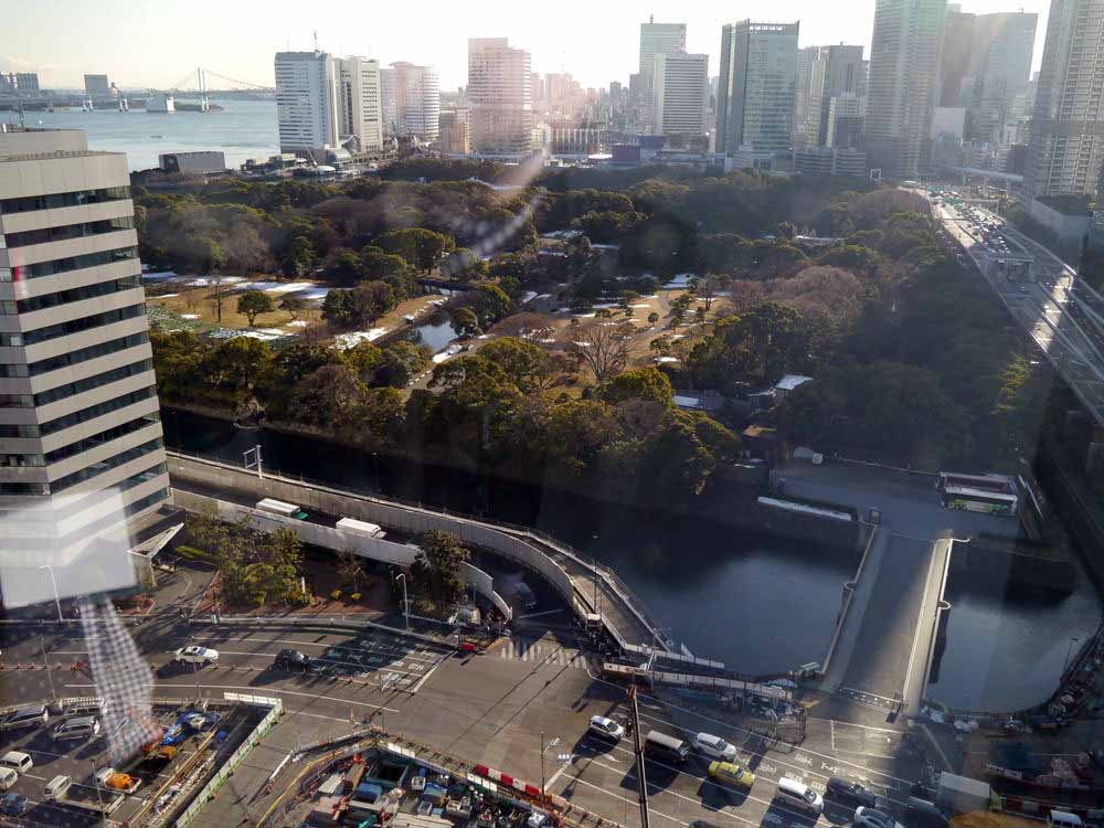 窓際のエリアから見た風景。浜離宮やレイボーブリッジの景色が気持ちを和ませる