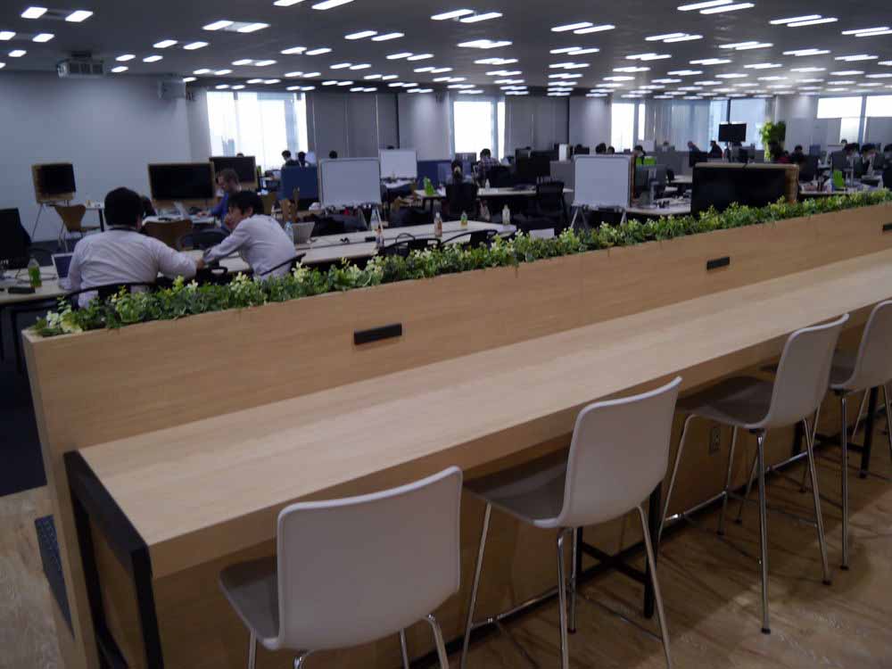 カウンターの席では短時間の仕事を行う際などに便利だ