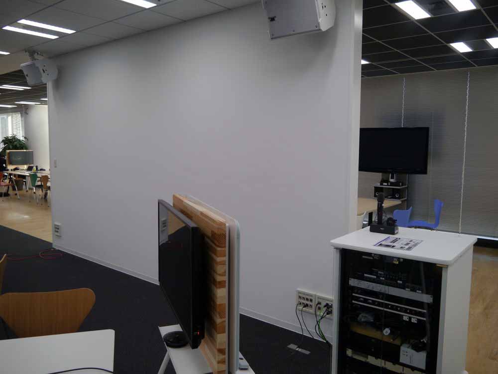 フロアの中央部にある白い壁にはプロジェクターと音響装置を使用できる場所が、全員でのミーティングなどに使用する