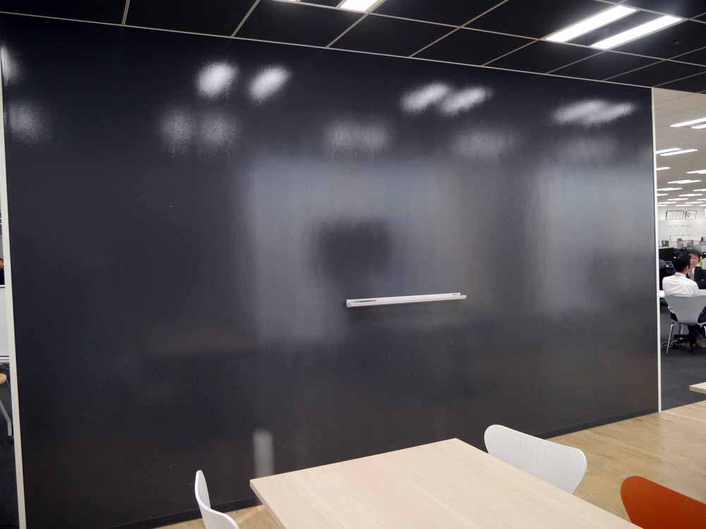 その裏には大きな黒い壁。直接文字を書けるようになっており、ここもミーティングに利用できる