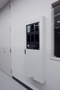 写真5　超高感度予兆検知システム（超好感度煙感知器） 写真に写っているのは、監視用の火災早期検知監視盤。予兆検知装置自体は、空気が循環する経路に設置される。