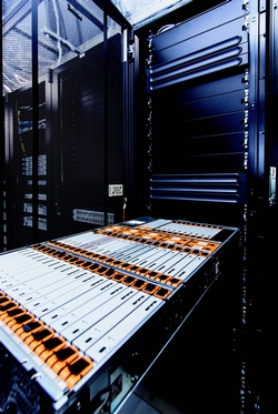 写真2：ラックに搭載するハードウェアは、高密度・高集積型のブレードフォームファクターが主流になりつつある
