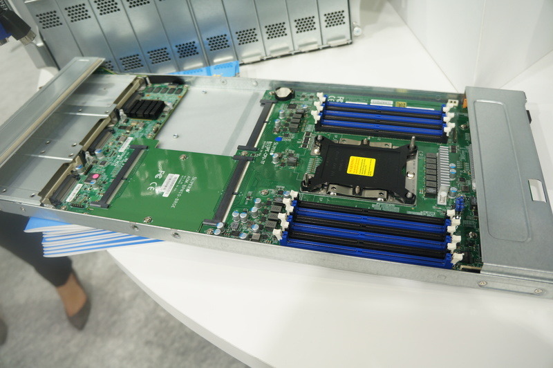 1CPUタイプのブレード。写真右側がマザーボード、左側がストレージコントローラーになっている