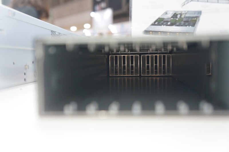 SSG-136R-NR32JBFのNVMeスロット内部