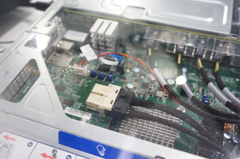 写真中央付近の青いフラットケーブルが付いているのがVROCのライセンスキー