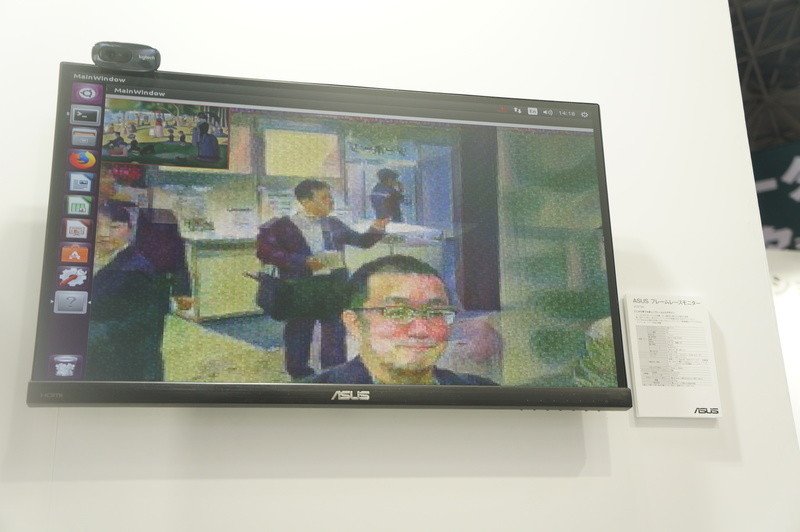 機械学習による画像処理によりブース内の動画映像をリアルタイムに名画風のタッチにするところをデモ